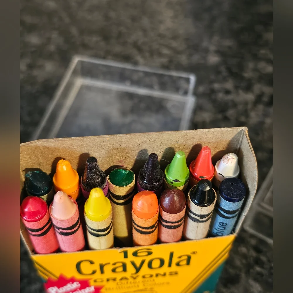 Crayola Crayons Vintage Plastic Container No. 16 P Binney & Smith USA‎ Americana